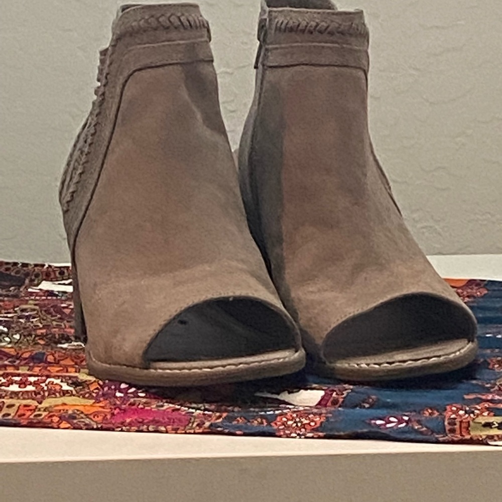 Ladies sz 10 tan Universal Thread Booties